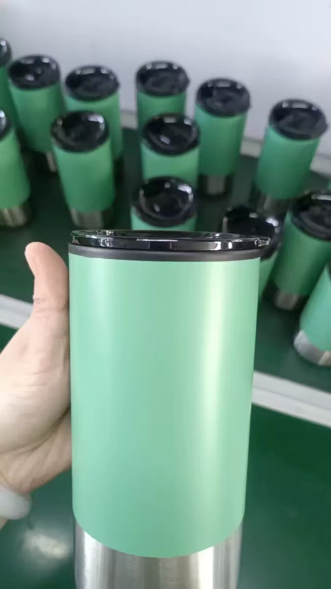 Transparent coffee tumbler lid with curved black drinking straw